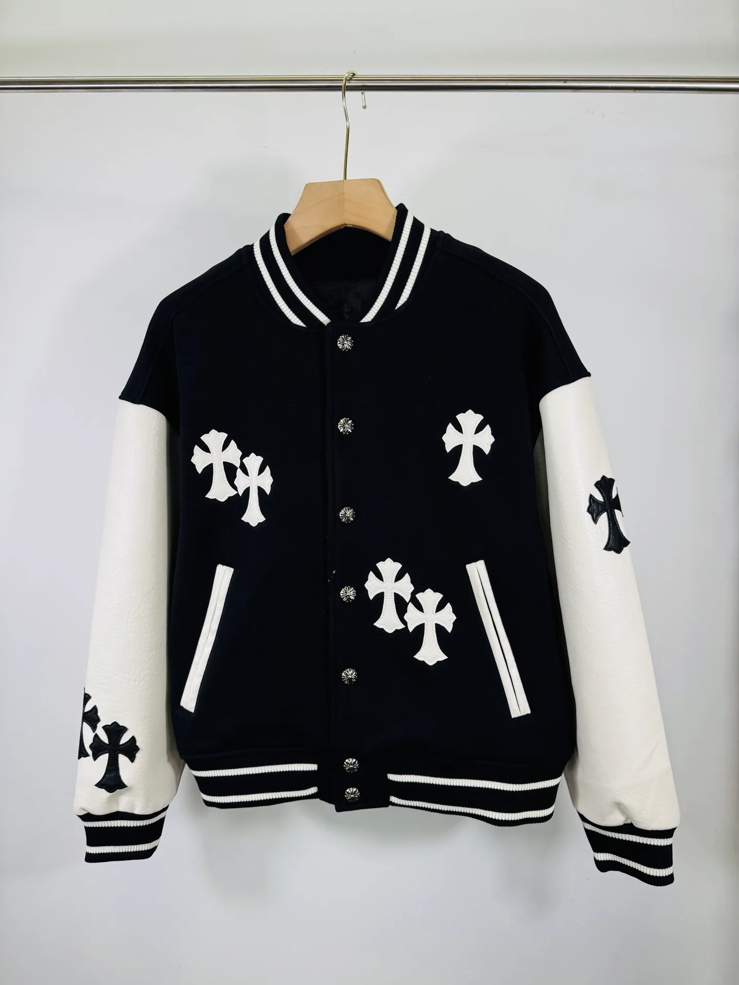 P520 top version 🐮 Real shot without P, ​​different from market products] Chrome Hearts 🍁Winter clothing is coming🍁 Sanskrit cross woolen leather sleeves spliced ​​baseball embroidered cotton jacket, heavy embroidery ➕ both sleeves and whole leather, counter synchronization, heavy industry! ! Customized version of thickened woolen fabric, silk lining, customized version of hardware, not the ordinary version on the market! ! Recommended color: wool with leather Style number: 25-361 Code number: S, M, L, XL
